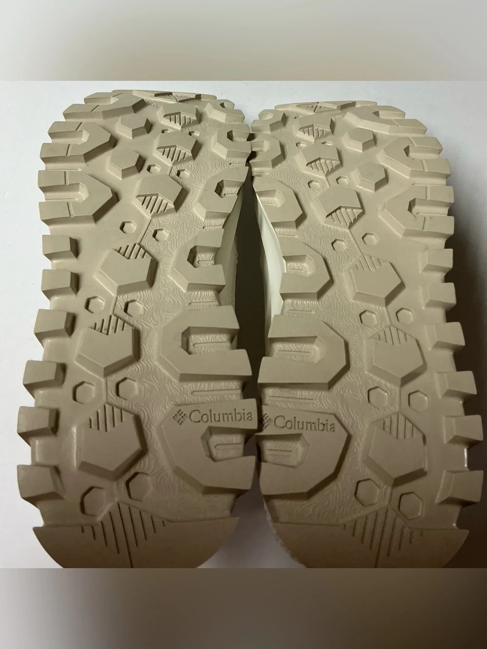Women's Snowtrot Shorty Boot/ color: Sea Salt, Fig/ size 7.5